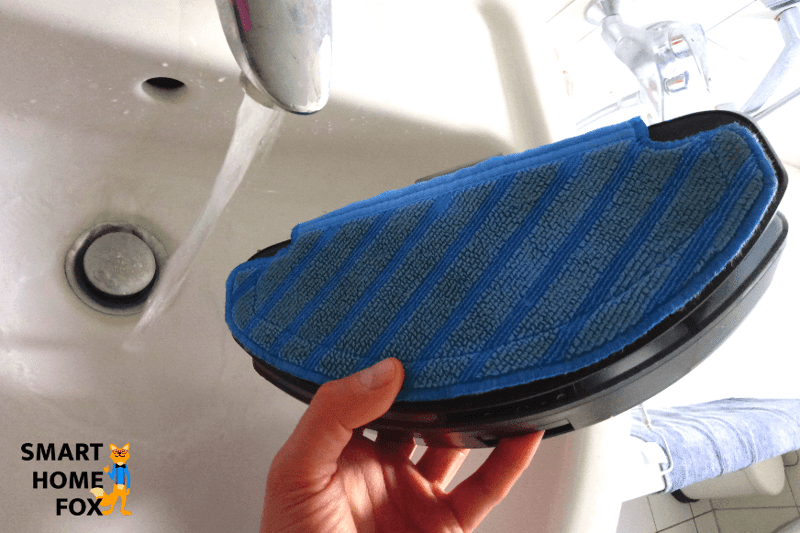 Dreckiges Wischtuch des N8 PRO wird nach dem Wischvorgang in der Hand gehalten